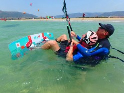 At Tarifa Max kitesurf school the instructor will come into the wáter with you.
